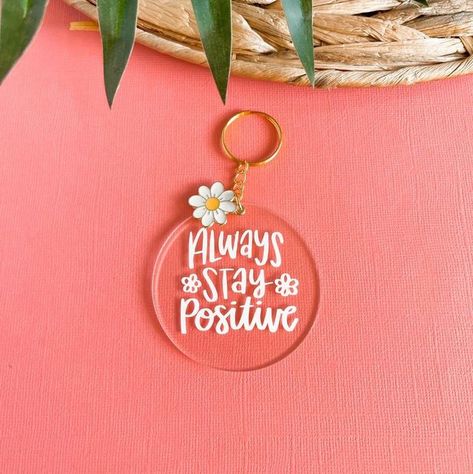 Inspirational Keychain Ideas, Vynil Keychain Ideas, Cute Cricut Keychains, Diy Keychain Cricut, Cute Cricut Crafts, Small Business Items To Sell, Key Chains With Cricut, Cricut Projects Keychain, Custom Acrylic Keychains