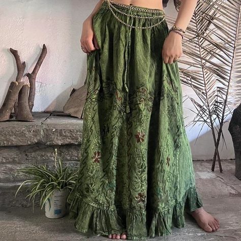 PuzzleStack - Etsy France Vintage Hippie Outfits, Boho Witch Outfits, Earthy Clothing Style, Forest Core Outfits, Jupe Outfit, Long Flowy Skirt Outfit, Fairy Core Skirt, Maxi Skirt Aesthetic, Hippie Clothes Aesthetic