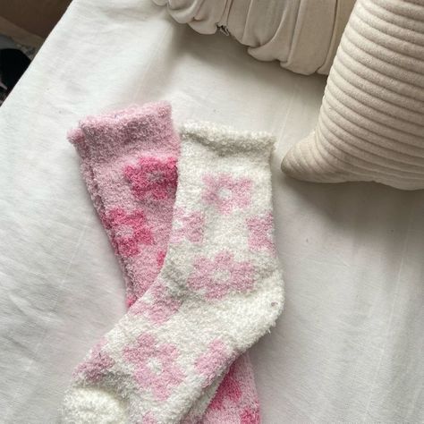 Frosty Puff Strawberry Shortcake, Fuzzy Socks Aesthetic, Fuzzy Pjs, Pink Fuzzy Socks, Aesthetic Socks, Socks Aesthetic, Grunge Accessories, Fluffy Socks, Pink Socks