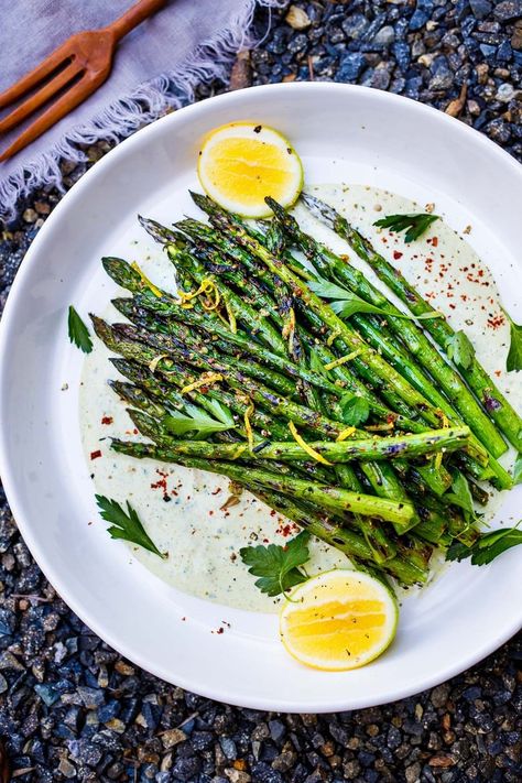 Fresh Summer Dinner, Asparagus On The Grill, How To Grill Asparagus, Dinner Asparagus, Grill Asparagus, Asparagus Grilled, Ways To Cook Asparagus, Feasting At Home, Grilled Asparagus Recipes