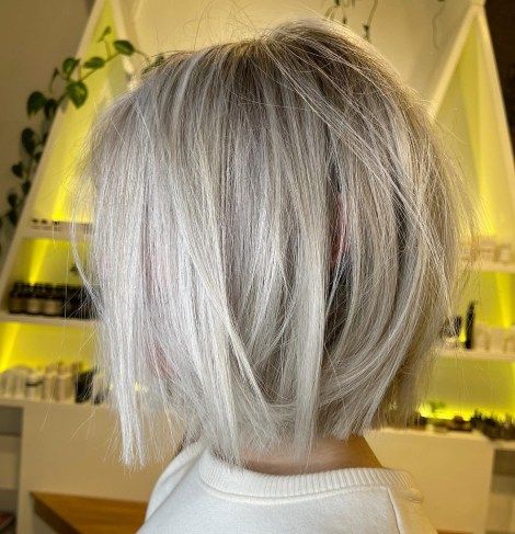 Blunt Messy White Blonde Bob Styling Short Bob Hairstyles, Bob Haircut 2024 Trends, Shoulder Length Blonde Hair With Layers, Blond Bob Hairstyles, Blonde Choppy Bob, Messy Bob With Bangs, Messy Short Bob, Platinum Blonde Short Hair, Medium Blonde Bob