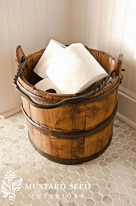 Country Bathroom Designs, Country Bathroom Decor, Wooden Bucket, Farmhouse Bathroom Design, Primitive Bathrooms, Deco Champetre, Decor Ikea, Country Bathroom, Rustic Bathrooms