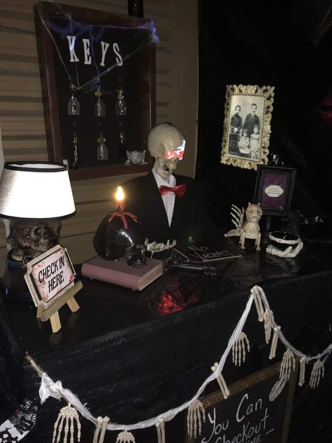 Haunted House Halloween Party Decor, Haunted Hotel Halloween Party, Haunted Hotel Halloween Decorations, Haunted House Themes Scary, Hotel Halloween Party, Haunted House Hospital Theme, Haunted House Inside Decor, Haunted Hospital Halloween, Haunted House Cubicle Ideas