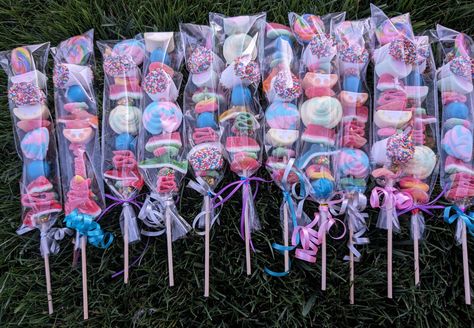 How to make the cutest candy kabobs in three easy steps - My Silly Squirts Candy Skewers Diy, Candy Kebabs Sticks, Candy Skewers Kabobs, Candy Cabob, Diy Candy Kabobs, Candy Kebab, Candy Bag Ideas, Candy Skewers, Candy Store Display