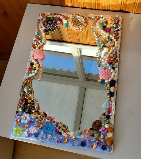 Upcycling Room Decor, Mirror Arts And Crafts, Beach Picture Frames Diy, Embellished Mirrors Diy, Diy Mirror Ideas Projects, Upcycle Mirror Ideas, What To Do With Old Watches, Cool Mirror Ideas Diy, Handmade Mirror Frame Ideas