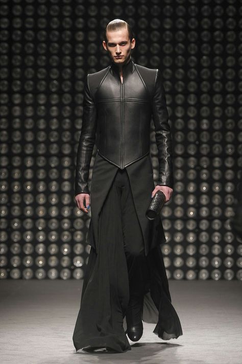 Gareth Pugh Menswear, Sci Fi Outfits, Cyberpunk Outfit, Post Apocalyptic Fashion, Museum Fashion, Apocalyptic Fashion, Gareth Pugh, Marvelous Designer, Weird Fashion