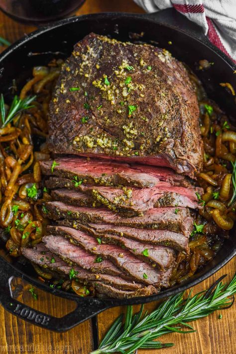 This Easy Top Round Roast Beef Recipe is going to become a regular in your house after you see how easy it is to make, how tender and perfect it comes out every time, and how versatile the left overs are.  With only five minutes of preparation time and the most perfect flavor, your family will love this easy roast beef recipe. Roast Beef Recipes Oven, Easy Roast Beef Recipe, Top Round Roast Recipe, Bottom Round Roast Recipes, Sirloin Roast Recipes, Top Round Roast Beef, Top Round Roast, Best Roast Beef Recipe, Perfect Roast Beef