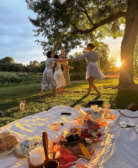 Picnic Photo Shoot, Picnic Pictures, Picnic Inspiration, Garden Picnic, Picnic Birthday, Favourite Flowers, Take Off Your Shoes, Picnic Date, San Michele