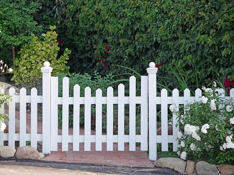 The Best Paint For Wood Fence - How To Pick Outdoor Paint White Fence Paint, Staining Wood Fence, Fence Paint Colours, Best Paint For Wood, Paint For Wood, Fence Painting, Metal Vinyl, Fence Stain, White Fence