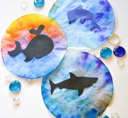 Sommer Fensterbilder basteln mit Kindern: 3 einfache Ideen! Ocean Kids Crafts, Ocean Animal Crafts, Under The Sea Crafts, Coffee Filter Crafts, Suncatcher Craft, Ocean Activities, Ocean Kids, Sea Crafts, Ocean Crafts