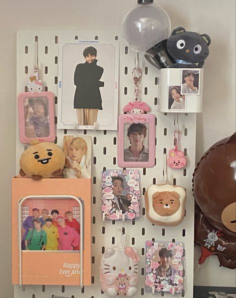 Ikea Grid Board, Ikea Pin Board Aesthetic, Kpop Peg Board Ideas, Ikea Board Aesthetic, Wall Grid Kpop, Ikea Pin Board Ideas, Ikea Pegboard Ideas Kpop, Skadis Kpop, K-pop Pegboard