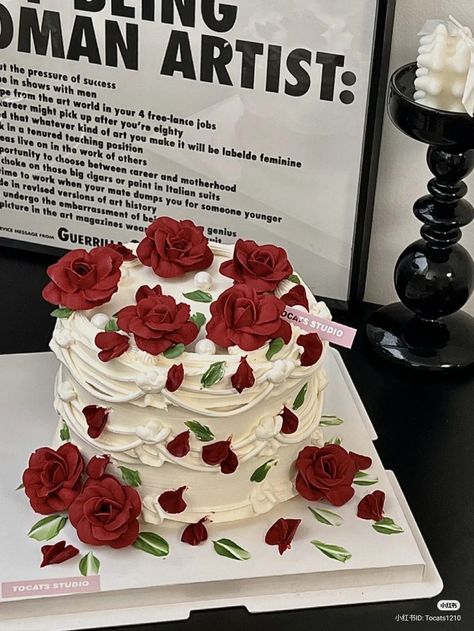 Vintage Aesthetic Birthday, Red Bday Cake, 30 Cake Ideas, Cakes Aesthetic Vintage, Tort Aesthetic, Aesthetic Vintage Cake, Vintage Cake Aesthetic, Cake Ideas For Birthday, Rose Cakes