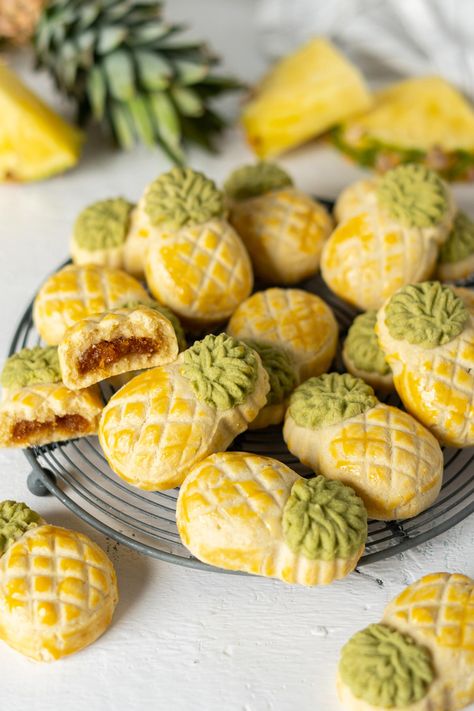 Pineapple Tart Recipe, Pineapple Shaped Cookies, Pineapple Jam Cookies, Pineapple Cookie Recipes, Pineapple Tart Cookies, Raya Card, Pineapple Tart Packaging, Ide Hampers, Pineapple Cookie