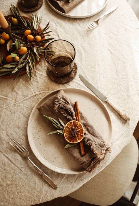 Autumn Table Scape, White Thanksgiving Decor, November Flowers, Thanksgiving Dinner Table Setting, Simple Thanksgiving Table, Shabbat Table, Table Aesthetic, November Baby, Fall Dinner Party