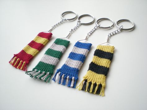 Crochet Cable Protector, Crochet Ideas For Book Lovers, Harry Potter Crochet Keychain, Crochet Harry Potter Ornaments, Christmas Keychain Crochet, Christmas Market Ideas To Sell, Harry Potter Crochet Ideas, Crochet Christmas Keychain, Knitting Keychain