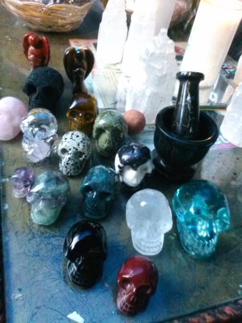 Crystal Seashells, Witch Board, Minerals Crystals Rocks, Crystal Skulls, Crystal Aesthetic, Crystal Balls, Crystals Healing, Pretty Rocks, Skull Decor