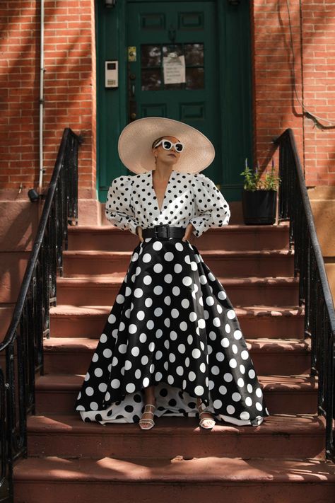 Polka dot party // Blair Eadie wearing a polka dot skirt from Carolina Herrera, polka dot top from Jacquemus, and an Eric Javits hats // Click through for more polka dot outfits on Atlantic-Pacific Fabric Rendering, Italian Dresses, Dots Outfit, Derby Wedding, Dots Fashion, Blair Eadie, Polka Dot Party, Polka Dots Outfit, Hijab Look