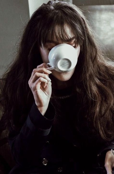 coffee girl aesthetic Me As A Drink, Women Drinking Tea, Dark Blue Outfit, What To Wear To Brunch, Bangs Makeup, Brunch Outfits, Style List, Chaotic Academia, Spring Brunch