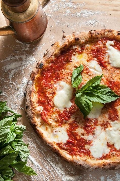 Citytrips Napels - Stel zelf samen & ontdek een andere wereld! Pizza Gourmet, Pizza Margherita, Grilled Pizza, Margherita Pizza, Italian Pizza, Delicious Pizza, Serious Eats, Wood Fired Pizza, Barbecue Recipes