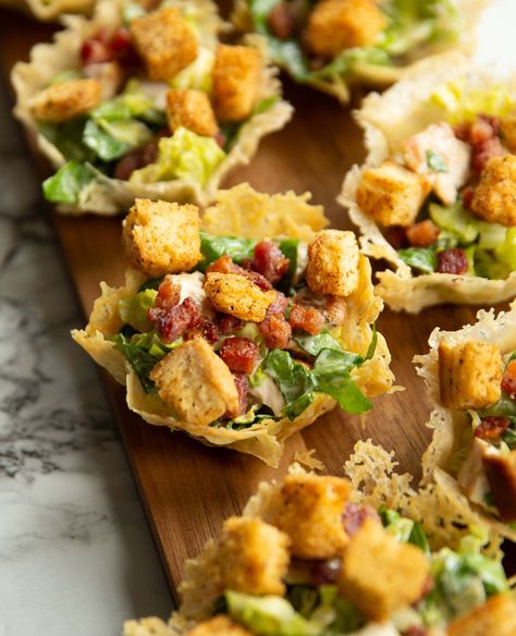 Caesar Salad Parmesan Cups Salad Parmesan, Parmesan Cups, Crisp Salad, Healthy Finger Foods, Appetizers Easy Finger Food, Appetizer Bites, Läcker Mat, Finger Food Appetizers, Buffet Food