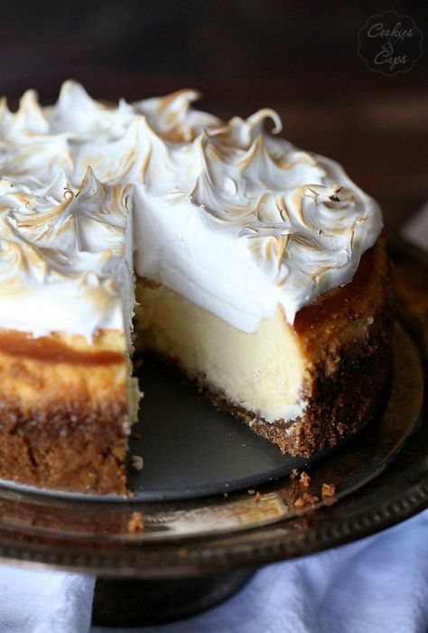 Lemon Meringue Cheesecake..a light lemon chessecake topped with creamy meringue! Best Lemon Cake Recipe, Meringue Cheesecake, Lemon Meringue Cheesecake, Baked Alaska, Lemon Cake Recipe, Cheesecake Cookies, Oreo Dessert, Jambalaya, Lemon Meringue