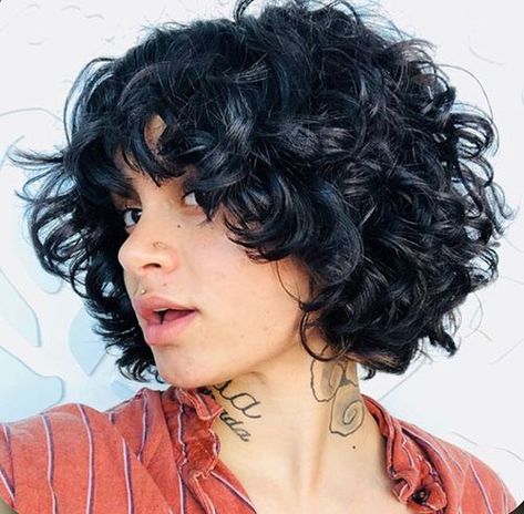 Kehlani Short Hair Curls, Bob Cut Curly Hair, Short Bob With Side Bangs, Short Curly Hair Round Face Plus Size, Kehlani Short Hair, Short Curly Hair Women, Kehlani Selfies, Curly Bob With Fringe, Short Curly Hair With Bangs