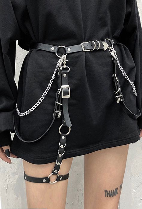 Chain Garter, Harness Outfit, Vestiti Edgy, Harness Fashion, Mode Emo, Mode Punk, 일본 패션, Moda Punk, Estilo Punk