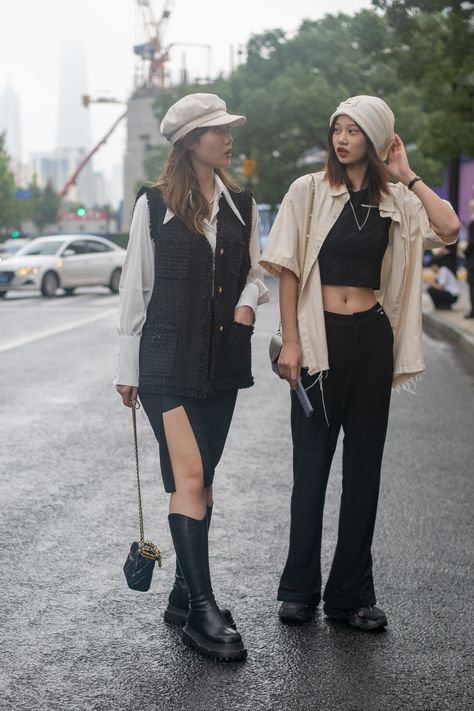 Duos do it best. Tokyo Street Style 2023, Tokyo Street Fashion Women, Japanese Outfits Street Style Tokyo Fashion, Tokyo Outfits Japanese Street Styles, Japan Street Style Women, Asia Street Style, Japan Fashion Women, Shanghai Street Style, Japanese Streetwear Women