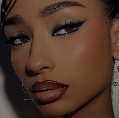 Dark Women Makeup, Smokey Eyeliner Black Women, Burgundy Eyeshadow Looks Black Women, Las Vegas Makeup Ideas, Dramatic Makeup Looks Smokey Eye, Sharp Smokey Eye, Mob Boss Wife Makeup, Formal Makeup Black Women, 21 Birthday Makeup Ideas