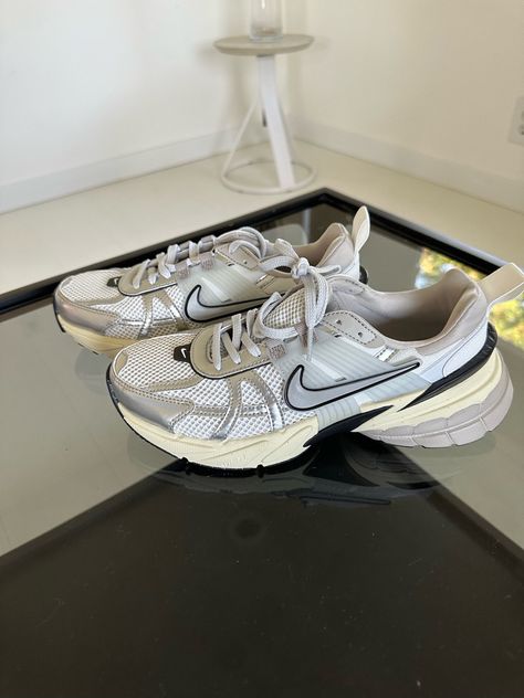 Chrome details on sneakers justs gives it a more streetstyle look to them. #sneakers #streetstyle #nike #ltkshoecrush Gucci Leather Shoes, Nike Tenis, Nike Sneakers Outfit, Workout Sneakers, Nike Shoes Outfits, Sneakers Street Style, Comfort Shoes Women, Vintage Sneakers, Dad Shoes