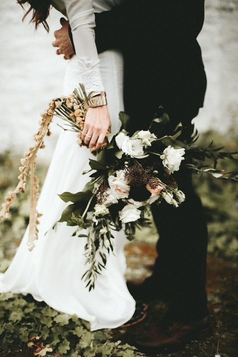 27 Moody Bouquet Ideas for Your Fall Wedding Bouquet Images, Romantic Wedding Photography, Wedding Photography Styles, Moody Wedding, Fall Wedding Bouquets, Halloween Wedding, Wedding Photo Inspiration, Wedding Photography Inspiration, Junebug Weddings