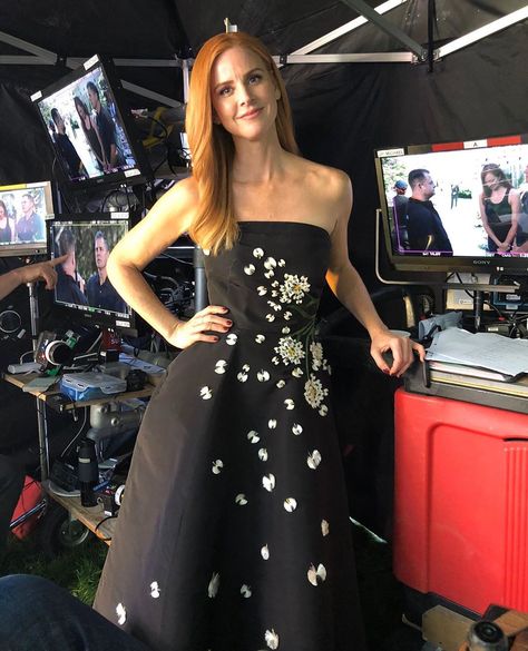 Suits #BTS - Sarah looking stunning 😍 @iamsarahgrafferty  Dress by @moniquelhuillier .  #suits #sarahrafferty #suitsusa #usanetwork… Donna Paulsen Outfits, Donna Paulsen, Dynasty Outfits, Sarah Rafferty, Suits Usa, Suits Tv, Tv Show Outfits, Dress Idea, Fashion Tv