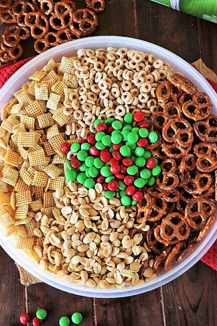 Christmas Chex Mix, White Chocolate Chex Mix, Chocolate Chex Mix, Christmas Snack Mix, Reindeer Chow, Chex Mix Christmas, Christmas Crunch, Chocolate Chex, Christmas Snack