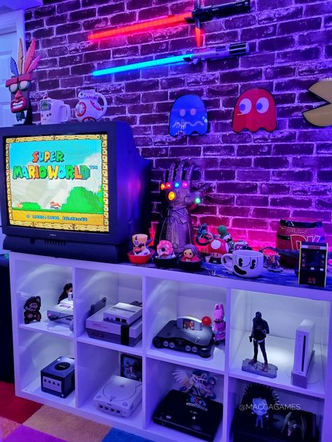 Game Room / Office Ideas, Retro Video Game Room Ideas, Tiny Game Room Ideas, Gamer Home Decor, Arcade Aesthetic Room, Small Arcade Room Ideas, Kallax Game Room, Game Room Small Space, Retro Gaming Bedroom