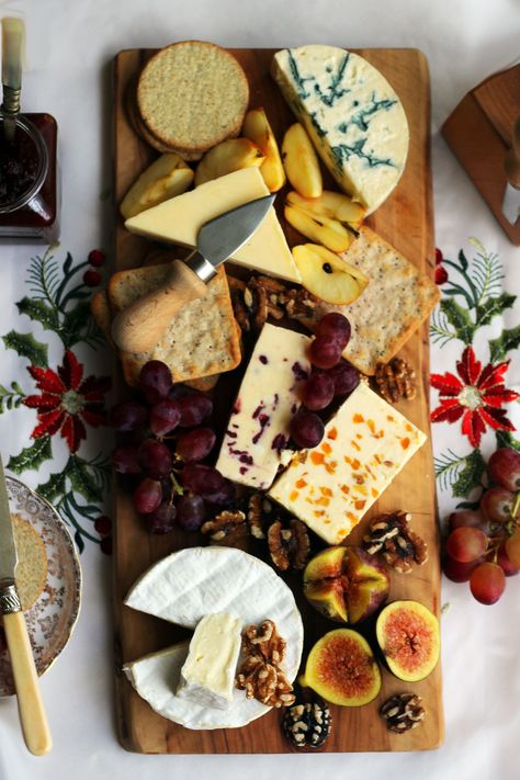 Cheese Decoration, Simple Cheese Platter, Christmas Cheese Platter, Christmas Supper, Christmas Cheese Board, Cheese Platter Presentation, Christmas Cheese Boards, Cheese Christmas, Holiday Cheese Boards