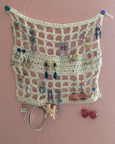 Room Crochet Ideas, Crocheted Earring Holder, French Crochet, Crochet Ceiling Decor, Crochet Earring Holder Pattern, Crochet Earrings Holder, Crochet Jewelry Holder Pattern, Crochet Jewelry Holder Free Pattern, Crochet Necklace Holder