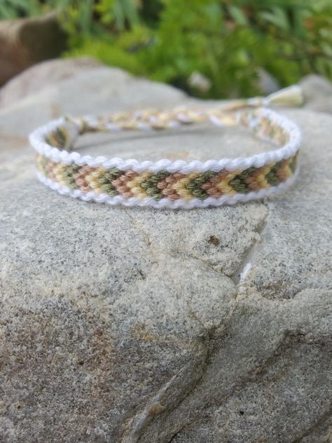 Fall Chevron Bracelet, Simple Chevron Bracelet, Bordered Chevron Bracelet, Sting Bracelets, Woven Bracelet Diy, Chevron Bracelets, Bookmark Making, Bracelets Minimalist, Embroidery Floss Bracelets