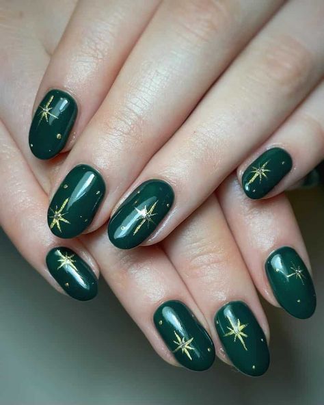 Winter Nails Green And Gold, Nail Green Gold, Green Nails With Gold Stars, Dark Green And Gold Nails Short, Short Green And Gold Nails, Green And Gold Nail Designs Short, Green And Gold Leaf Nails, Nails Dark Green And Gold, Holiday Nails Green And Gold