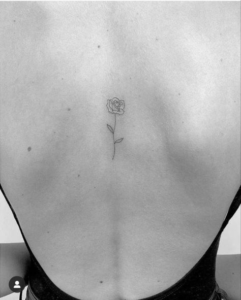 Rose Back Tattoo, Flower Back Tattoo, Back Tattoo For Women, Rose Tattoo Placement, Rose Minimalist, Rose Tattoo On Back, Tatoo Dog, Small Back Tattoos, Rose Tattoos For Women