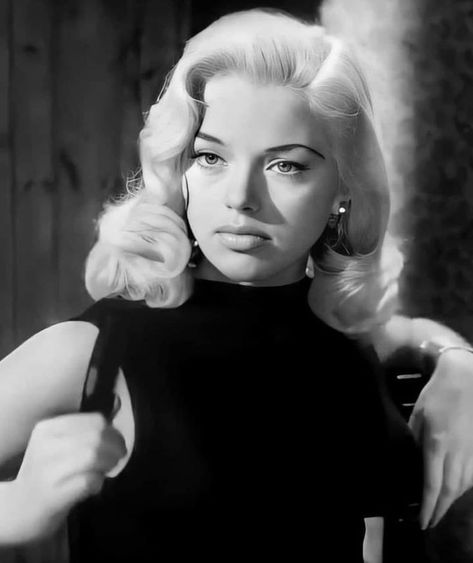 Old Rich Hairstyles, 60s Hollywood Hair, 50s Curls Long Hair, Rich 50s Aesthetic, 50s Blonde Hair, 50s Hollywood Hair, 1955 Hairstyles, Old Hollywood Glamour Hairstyles, Old Hollywood Glam Hair