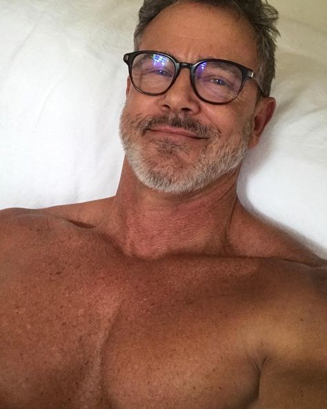 Silver Foxes Men, Old Man Pictures, Handsome Older Men, Hot Dads, Muscular Men, Guy Pictures, Male Face, Mens Glasses, Muscle Men