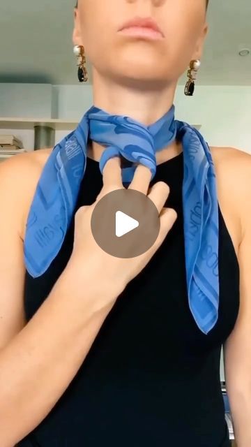 Scarf Wearing Styles, Ways To Tie Scarves, Hiking Outfit Spring, Short Scarves, Scarf Knots, Scarf Trends, Hiking Outfit Women, Ways To Wear A Scarf, How To Wear A Scarf