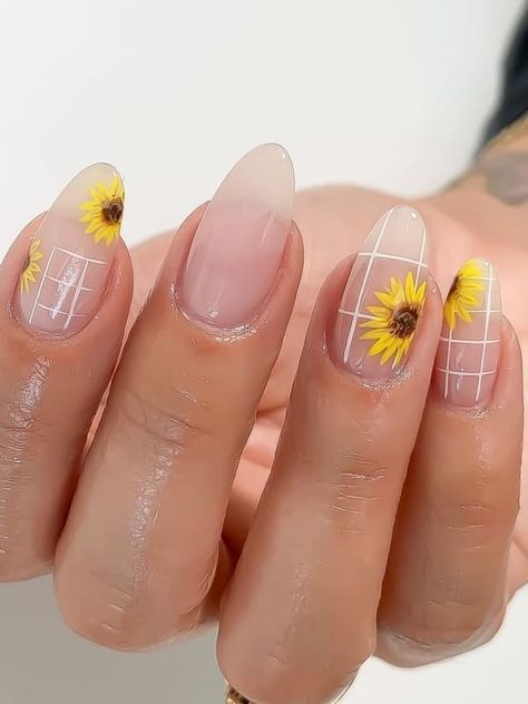 Sunflower Nail Art, Sunflower Nails, Simple Gel Nails, Cute Summer Nails, Short Acrylic, Trendy Nail Design, Nail Art Brushes, Clear Nails, Yellow Nails