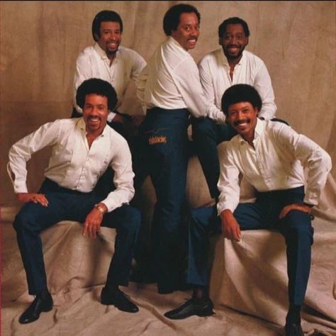 The Temptations "Surface Thrills" album photoshoot in 1983. L to R: Richard Street, Dennis Edwards, Melvin Franklin, Otis Williams and Glenn Leonard. The Temptations Poster, The Temptations, Atliens Outkast, Otis Williams Temptations, Melvin Franklin Temptations, Dennis Edwards, Otis Williams, Dennis Rodman Detroit Pistons, Otis Redding Album Covers