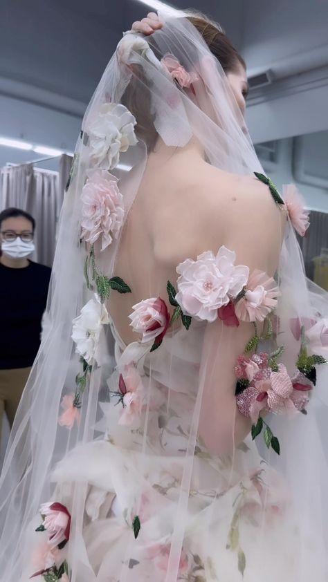 Monique Lhuillier Bride on Instagram: “Three dimensional embroideries adorn veils for Spring 🌺🌸 #moniquelhuillier #mlbride #englishrose” Monique Lhuillier Bridal 2025, Fabric Experimentation, Veils Floral, Embroidery Veil, Embroidery Bride, Wedding Dress Embroidery, Monique Lhuillier Bridal, Sugar Maple, Handmade Wardrobe