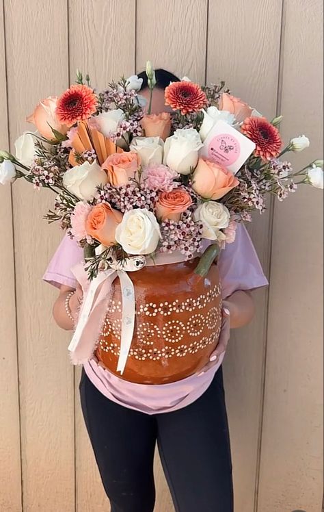 Mothers Day Gifts Hispanic, Olla Flower Arrangement, Jarrito With Flowers, Ramos For Mothers Day, Barro Bouquet, Mexican Bouquet Of Flowers, Barro Flower Arrangement, Mother Day Ramos, Mother’s Day Arrangement Ideas