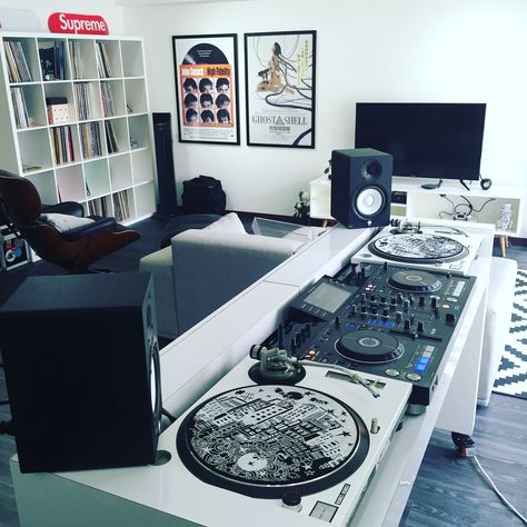 Turntable Furniture, Dj Decks, Dj Table, Dj Room, Home Studio Ideas, Recording Studio Home, Home Studio Setup, Music Studio Room, Dj Setup