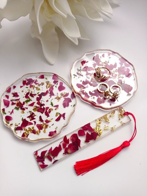 Resin coasters Exhibition Ideas, Resin Work, Resin Crafts Tutorial, Resin Coasters, Craft Tutorial, Resin Crafts, Resin Art, Coasters, Flowers