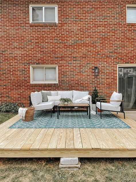 Outdoor Wood Platform, Diy Wood Patio Deck, Diy Platform Deck, Wood Platform Deck, Backyard Platform Deck, Platform Deck Ideas, Platform Patio, Diy Ground Level Deck, Deck On The Ground