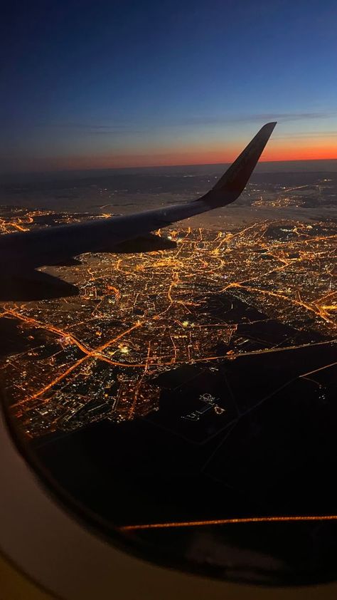 😍 Beauty Vision Board Pictures, On A Plane, Plane Sky Aesthetic, Airplane View Aesthetic, Airplanes Aesthetic, Planes Aesthetic, Plane Vibes, Airport Night, Plane Pics